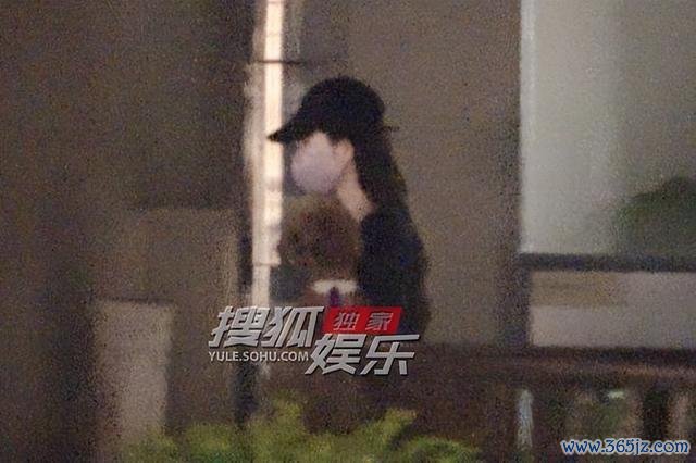 古力娜扎夜深放工 慈悲护犬气质佳